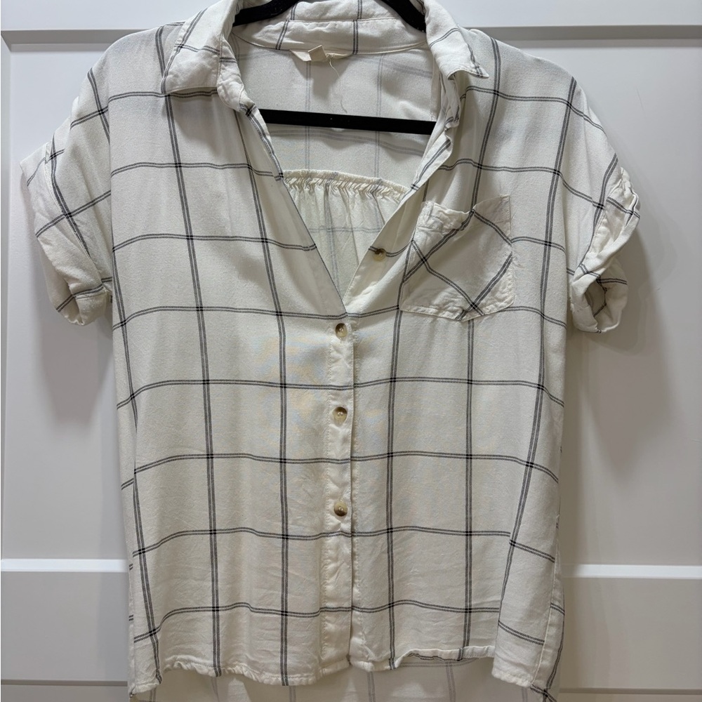 Sim & Sam Women's White and Black Short Sleeve Plaid Button-Up Top. Size Small.